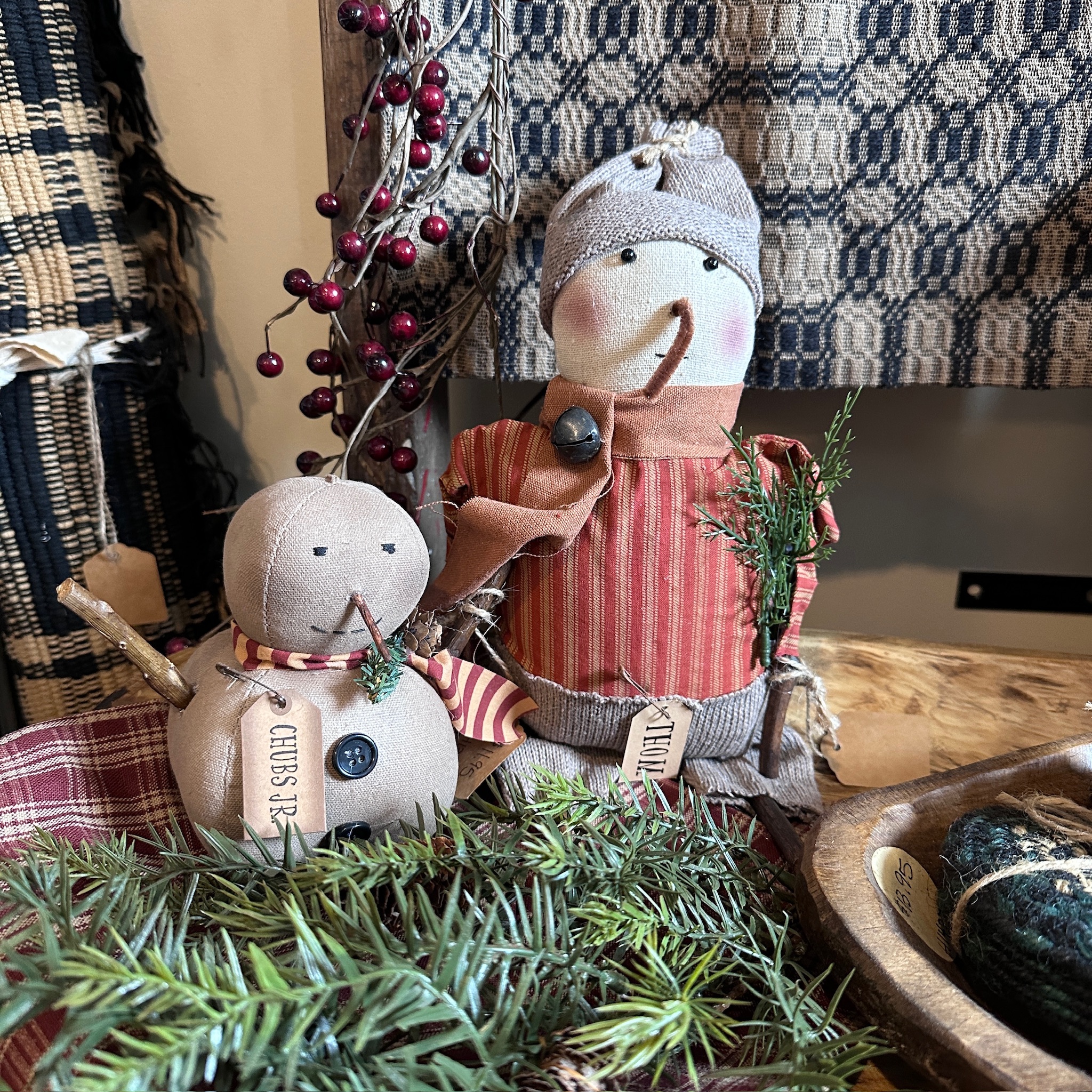 Snow girl and boy (snowman) deals primitive